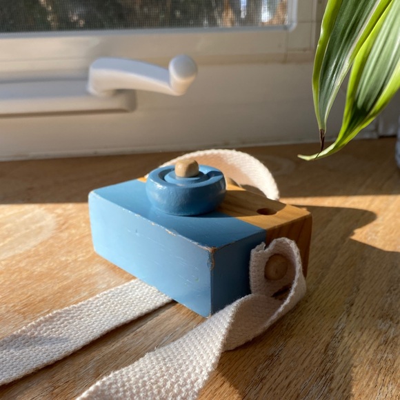 Caméra pour enfant en bois / Wooden Toy Camera with Blue Accent - Picture 5 of 6